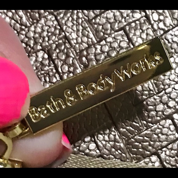 🆕🔥BATH&BODY WORKS BEAUTIFULLY COLORED BRONZE/GOLD WEEKENDER BAG!! MSRP 45$NWT - Picture 5 of 12